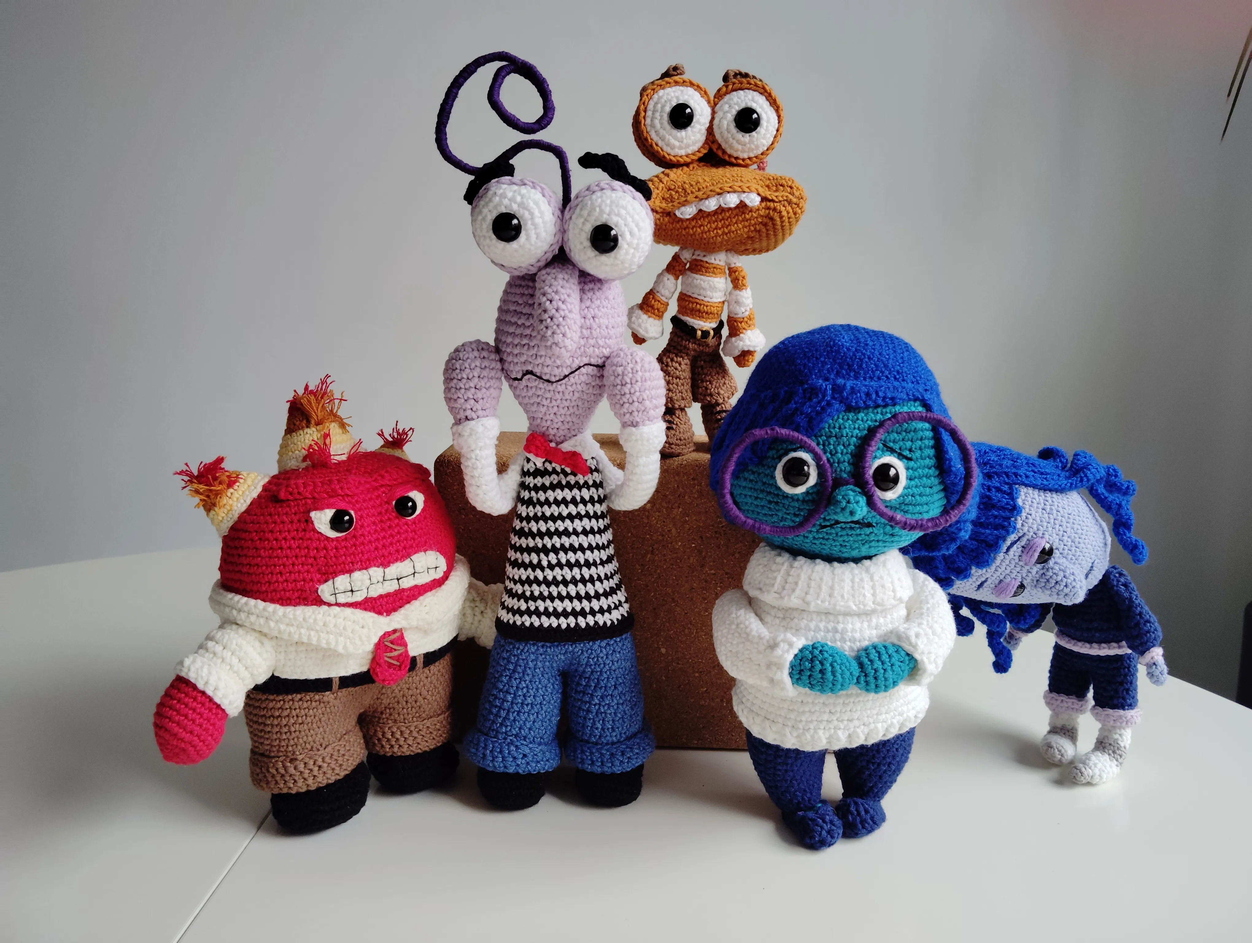 Kolorowe szydełkowe maskotki amigurumi wykonane w pracowni DekorAkcje