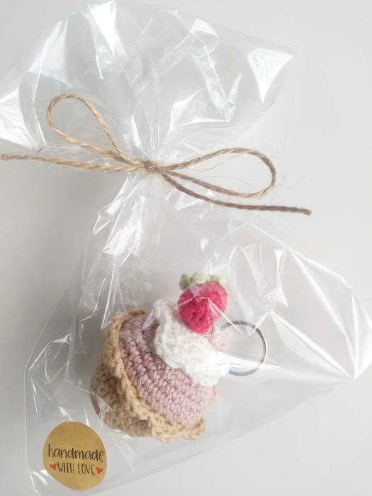 Szydełkowy brelok — babeczka muffinka — zdjęcie 4