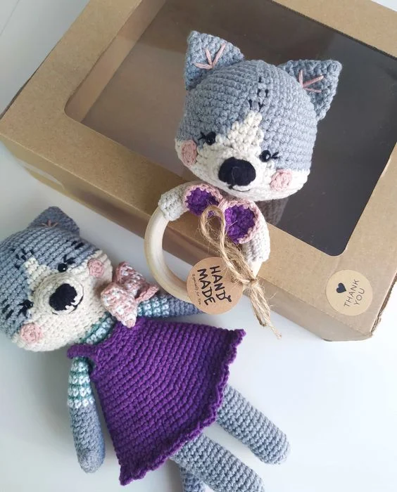 Komplet dla maluszka: kotek amigurumi i chwytacz