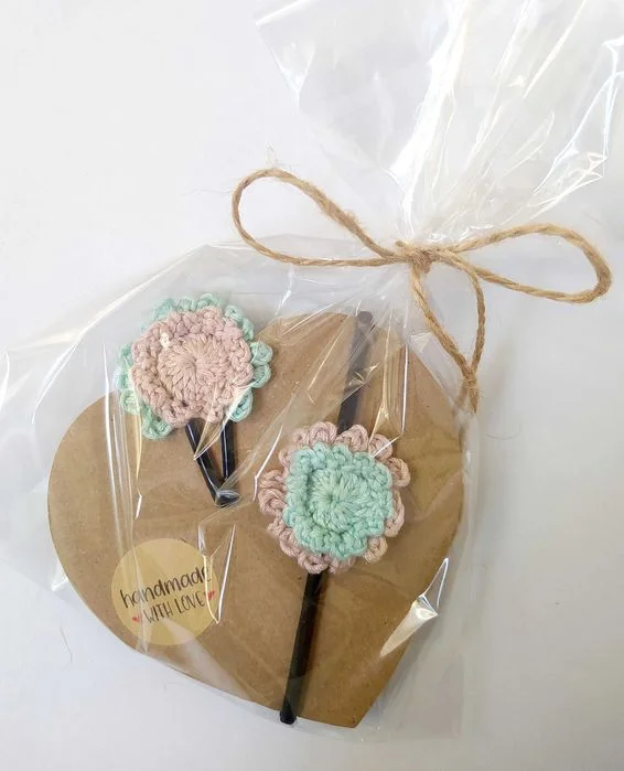 Szydełkowy komplet ozdób do włosów — zdjęcie 3