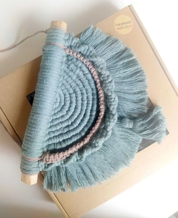 Makramowa dekoracja boho na gałązce — zdjęcie 4