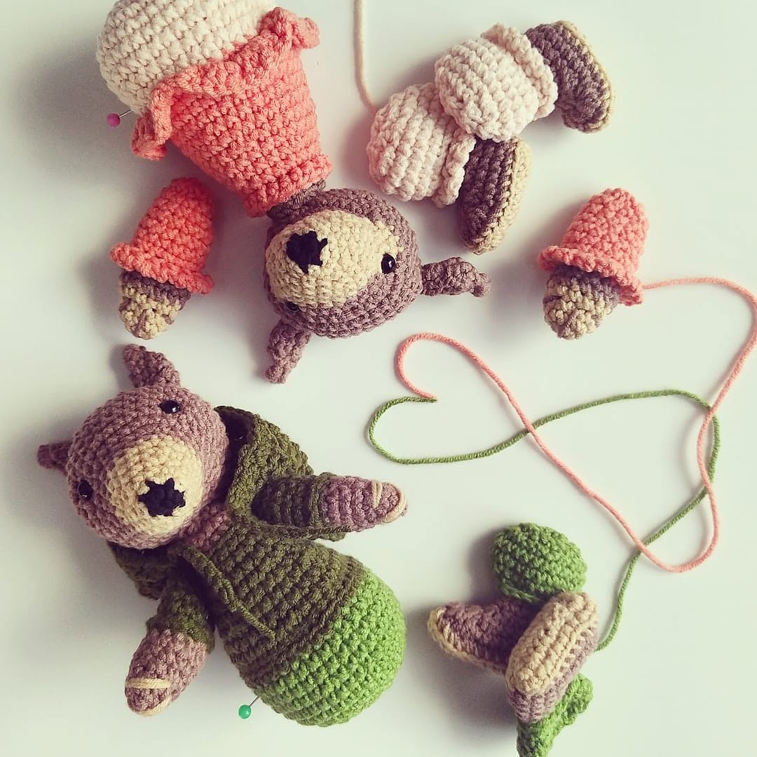 Szydełkowe figurki amigurumi w trakcie tworzenia — kolorowe elementy czekają na złożenie