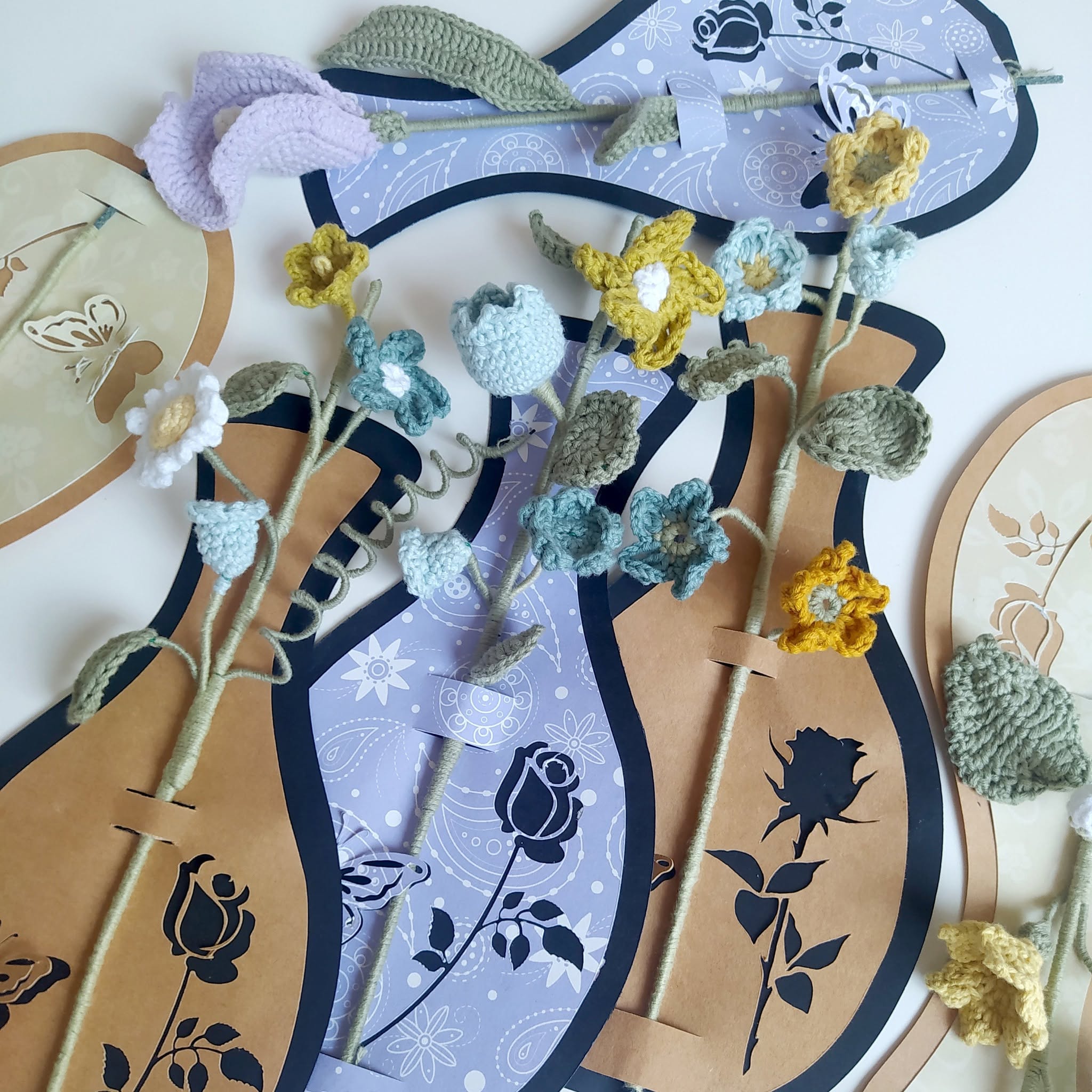 Szydełkowe kwiatki w papierowych wazonikach — wyjątkowe dekoracje handmade