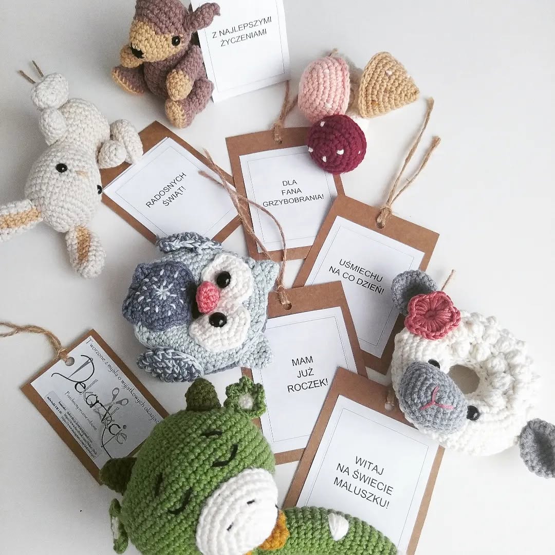 Szydełkowe maskotki amigurumi z karteczkami na różne okazje — prezenty handmade z pracowni DekorAkcje