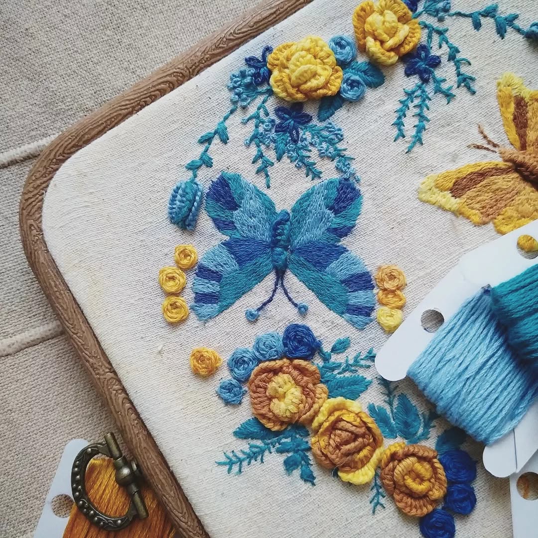 Haft – motyl wśród kwiatów